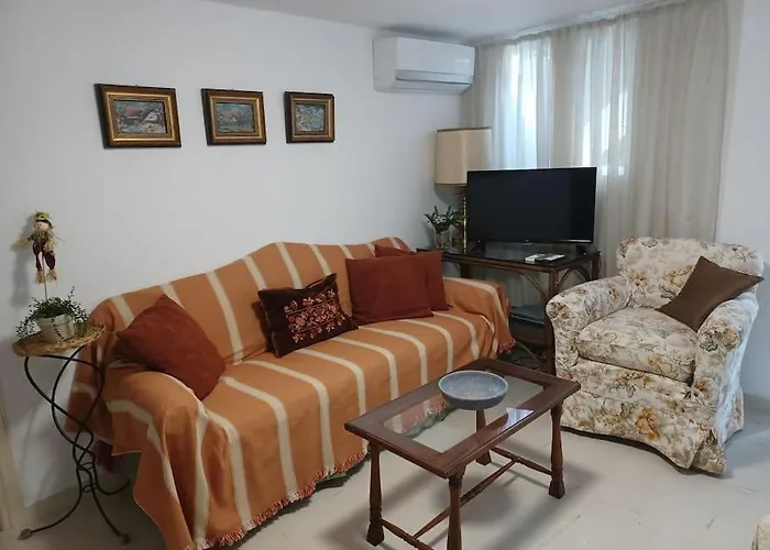 Spacious Family Garden Apartment