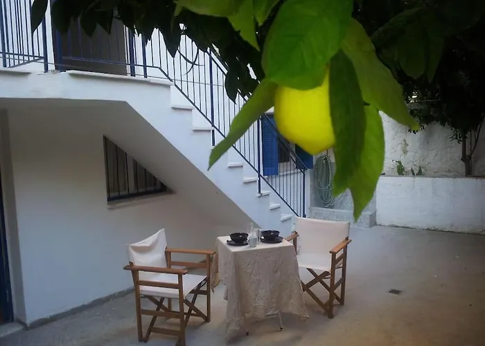 Spacious Family Garden Apartment Loutráki